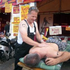 massage-Ron-met-ligger-uit-uit-rode-volvo